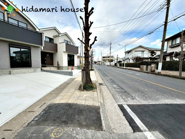 西区指扇996番　新築戸建　ハートフルタウンBの前面道路含む現地写真