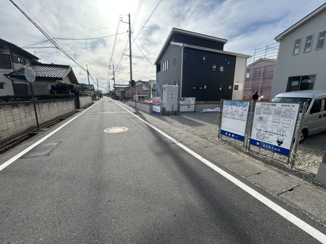 新築　渋川市八木原第13　Livele Garden.S　5号棟の前面道路含む現地写真|現地写真　東側接道幅員約5.7ｍ			