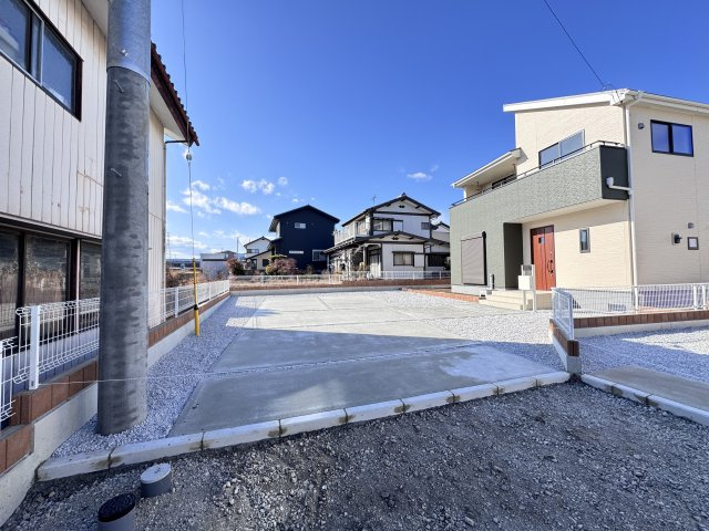 新築　渋川市八木原第13　Livele Garden.S　5号棟の駐車場|現地写真　駐車スペースは並列2台+2台分可能です！					
