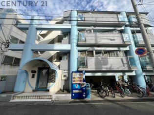 オートロックで外部の人間が簡単に出入りできないため安心です。