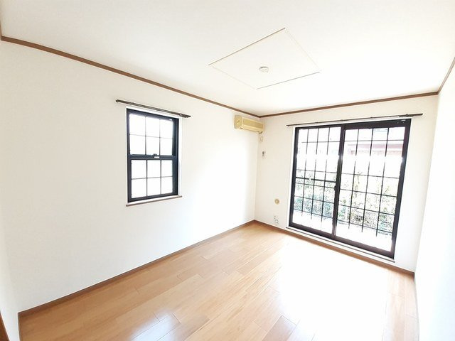 パイングローヴヒルズＢの居間・リビング|明るい室内です