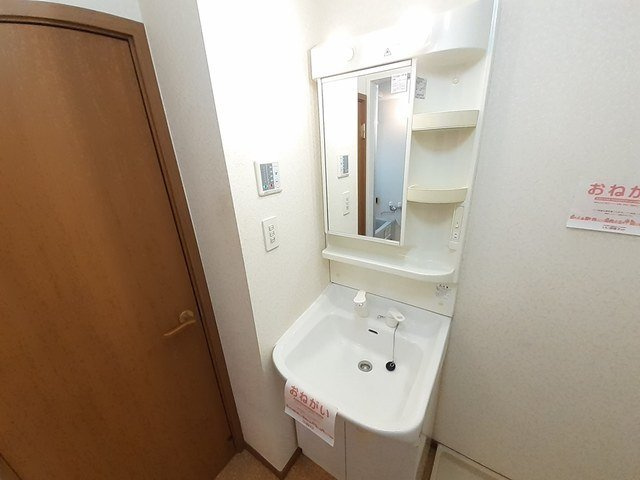 パイングローヴヒルズＢの洗面所|コンパクトで使いやすい洗面所