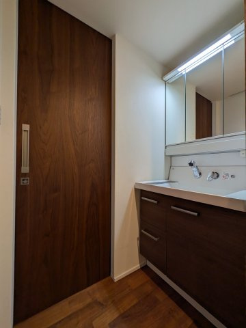 高林南町戸建ての洗面所