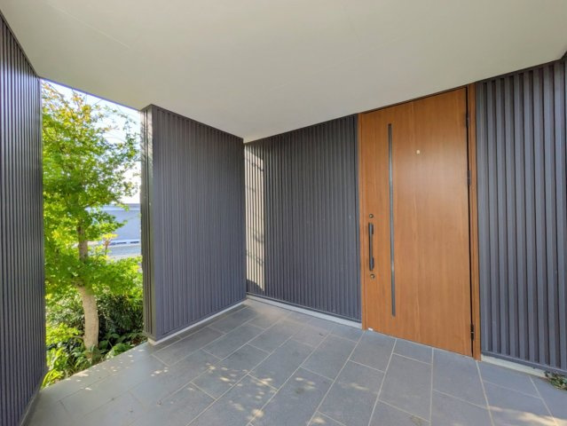 高林南町戸建ての玄関