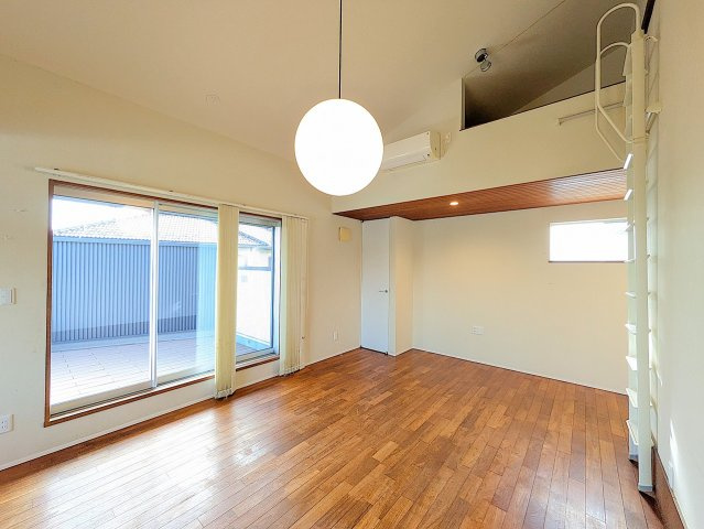 高林南町戸建ての洋室