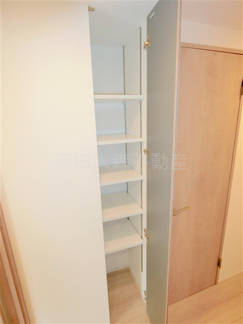 グランカーサ蒲田ウエストの収納|トイレ脇廊下の棚収納