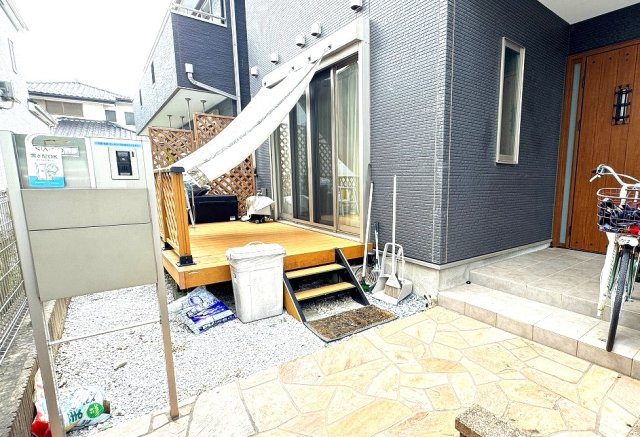 【玄関】 | 上尾市上 中古戸建 | ウッドデッキ付の庭スペース