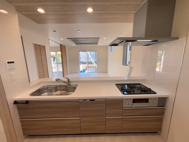 上尾市井戸木1丁目2期　新築戸建　ブルーミング01のキッチン|お子様と遊びながら入れるゆとりのあるお風呂。