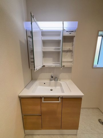 上尾市井戸木1丁目2期　新築戸建　ブルーミング01の独立洗面台