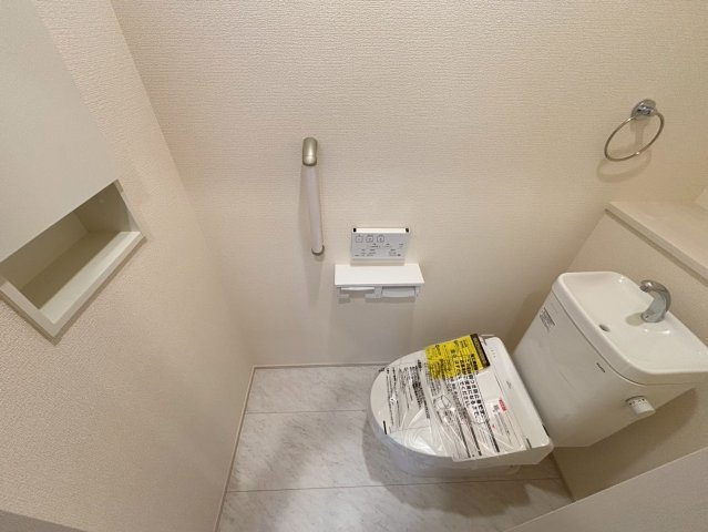 上尾市井戸木1丁目2期　新築戸建　ブルーミング01のトイレ