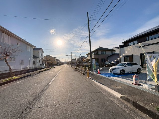 上尾市井戸木1丁目2期　新築戸建　ブルーミング01の前面道路含む現地写真