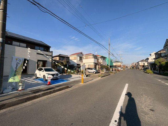 上尾市井戸木1丁目2期　新築戸建　ブルーミング01の前面道路含む現地写真