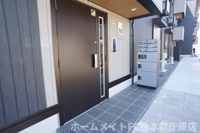 熊本市中央区出水５丁目のアパートのエントランス