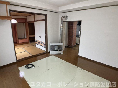 【居間・リビング】 | 興津2丁目64-396売家 | 暖かな太陽の光がリビングに差し込みます☆