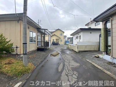 【前面道路含む現地写真】 | 興津2丁目64-396売家 | バス停まで徒歩5分♪お車お持ちでなくても安心☆