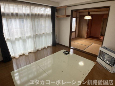 【居間・リビング】 | 興津2丁目64-396売家 | リビング南向き窓なので、日当たりに恵まれそう☆