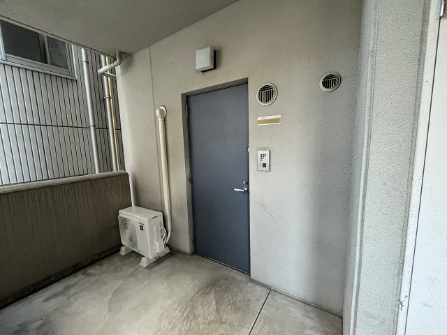 大阪市西区南堀江１丁目の店舗事務所の玄関