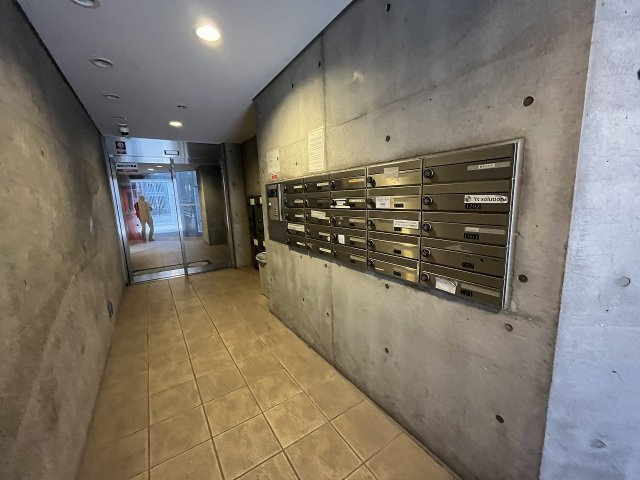 大阪市西区南堀江１丁目の店舗事務所のエントランス