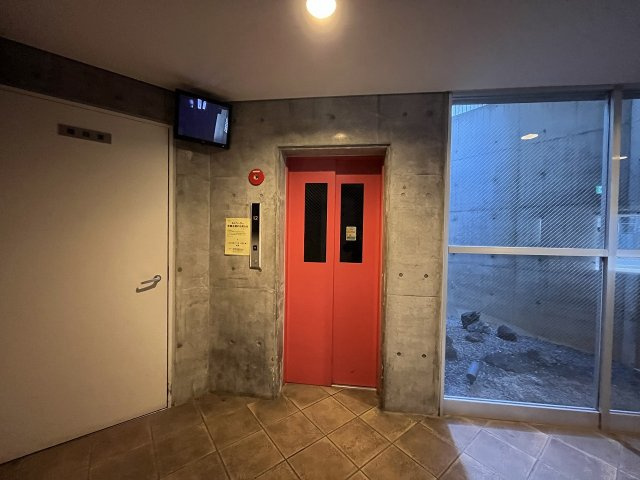 大阪市西区南堀江１丁目の店舗事務所のエントランス