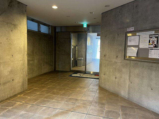 大阪市西区南堀江１丁目の店舗事務所のエントランス