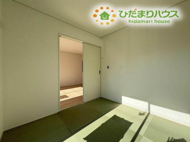 熊谷市江南中央　第3　新築一戸建て　クレイドルガーデン　01の和室|リビング横に配置された和室。
扉を開放すればリビングと一体の広々空間として活用いただけます！