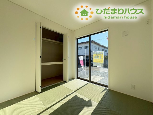 熊谷市江南中央　第3　新築一戸建て　クレイドルガーデン　01の和室|和室にもしっかりと大きな窓を設け、明るい光を取り込んでいます！
押入収納も備わっているため、座布団やお子様のおもちゃなどをサッと片付けることができます！