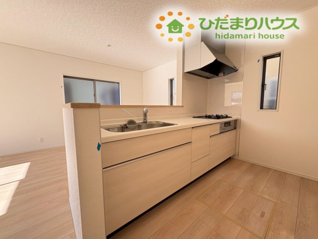 熊谷市江南中央　第3　新築一戸建て　クレイドルガーデン　01のキッチン|スライド式収納で奥の物まで取り出しやすいシステムキッチンです！
三口コンロでお料理の効率も上がり、毎日のお弁当作りも楽しくなりそうですね♪