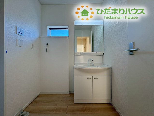 熊谷市江南中央　第3　新築一戸建て　クレイドルガーデン　01の独立洗面台|三面鏡の裏側に小物を収納できる便利なシャワードレッサーです！
足元の収納スペースも充実しており、ストック品を綺麗に整理整頓できますね！