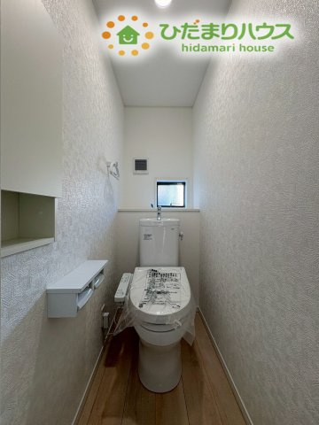 熊谷市江南中央　第3　新築一戸建て　クレイドルガーデン　01のトイレ|手洗い付きのトイレです！
シンプルな内装デザインで、落ち着いて利用できるプライベートスペースになっています！