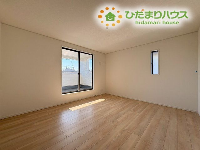 熊谷市江南中央　第3　新築一戸建て　クレイドルガーデン　01の寝室|大きな窓からたっぷりとした採光が得られる、明るい主寝室です！
ダブルベッドを置いても十分なゆとりがあり、一日の終わりにゆったりと寛げます♪
