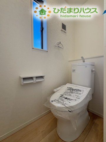 熊谷市江南中央　第3　新築一戸建て　クレイドルガーデン　01のトイレ|2階にもトイレを設置しているため、忙しい朝の混雑時や夜中の移動もスムーズです！
1階まで降りる手間が省けるので、小さなお子様がいるご家庭も安心ですね♪