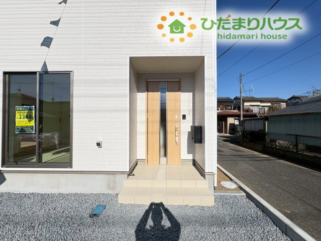 熊谷市江南中央　第3　新築一戸建て　クレイドルガーデン　01のエントランス|屋根付きのアプローチで、雨の日でも落ち着いて鍵を開けられる玄関ポーチです。
毎日家族を迎え入れる場所として、シンプルで飽きのこないデザインです！