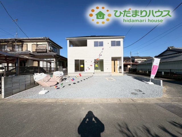 熊谷市江南中央　第3　新築一戸建て　クレイドルガーデン　01の駐車場|お車を並列で3台駐車できるカースペース。
自転車やバイクなどを置くスペースも十分にあり、多目的に活用できる場所です！