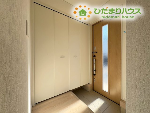 熊谷市江南中央　第3　新築一戸建て　クレイドルガーデン　01の玄関|天井の高さまである大型のシューズボックスを備えた玄関です！
家族全員の靴をスッキリと収納できるので、いつでも綺麗な状態を保てます(^^)/