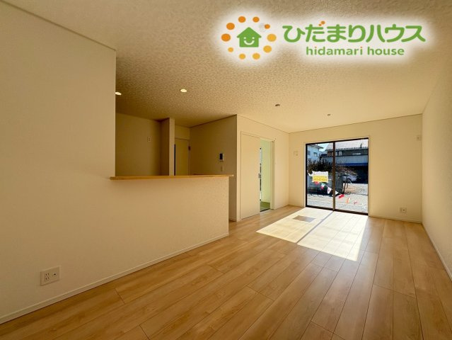 熊谷市江南中央　第3　新築一戸建て　クレイドルガーデン　01の居間・リビング|16.2帖のゆとりあるLDK。
大型の家具を置いても余裕の広さがありますね★