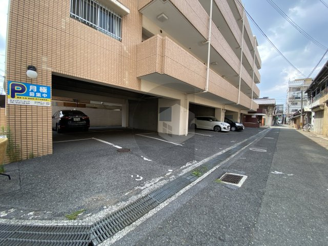 メゾンイサムの駐車場