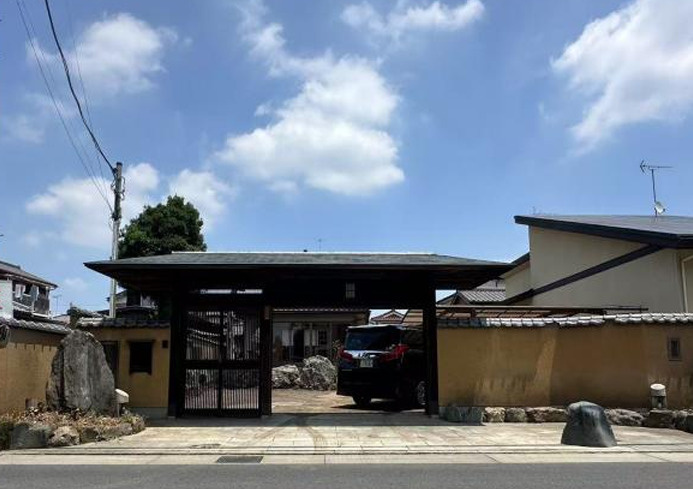 伊奈町小室中古戸建の外観|埼玉新都市交通伊奈線『志久』駅まで徒歩12分の立地です。多路線に乗り換え可能な大宮駅まで電車で19分。小学校まで徒歩4分ですので、お子様の通学も安心の距離です。駐車スペース3台以上可能で来客時も安心◎