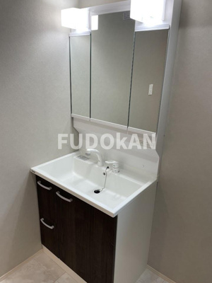 【独立洗面台】 | 天童市老野森【新築建売】リリーフA棟 | 三面鏡の洗面台は、スタイリッシュなだけでなく収納力もあります。