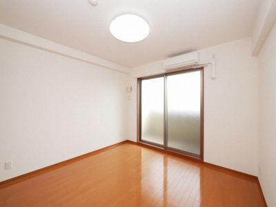 【洋室】 | リバーヒルズ新大阪 | 広々とした洋室です