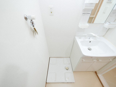 【設備】 | リバーヒルズ新大阪 | 洗濯機置き場です