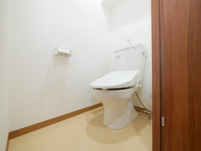 【トイレ】 | リバーヒルズ新大阪 | 落ち着いた色調のトイレです