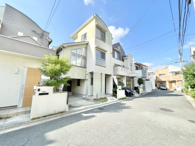 交野市星田北4丁目　中古一戸建ての前面道路含む現地写真|前面道路含む現地写真です