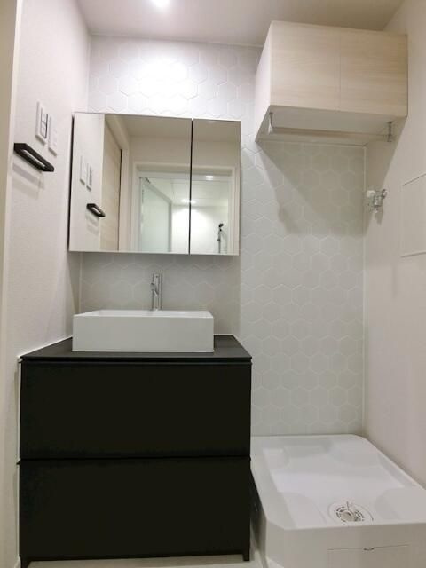 風香東新宿の洗面所|■キャビネット収納付きの多面鏡独立洗面台