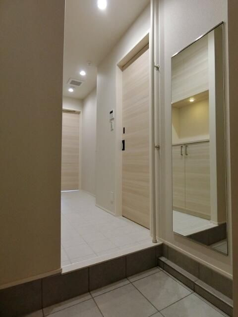 風香東新宿の玄関|■モニタ付インターホン付き玄関■シューズラック■ダウンライト