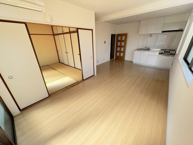 青葉レジデンスの居間・リビング