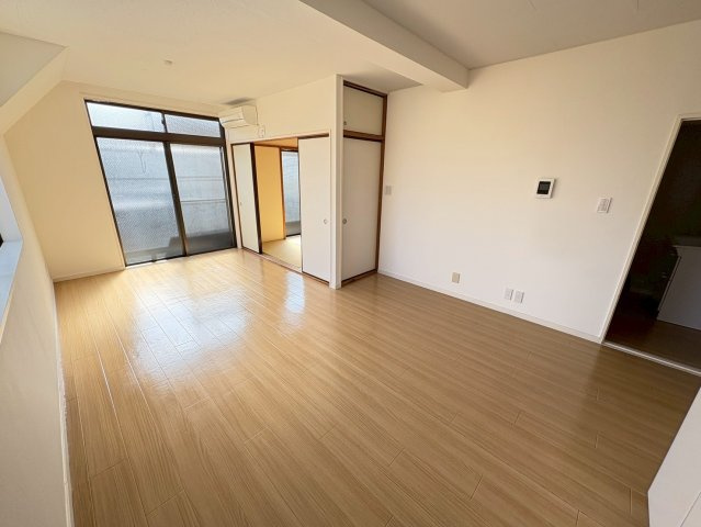 青葉レジデンスの居間・リビング