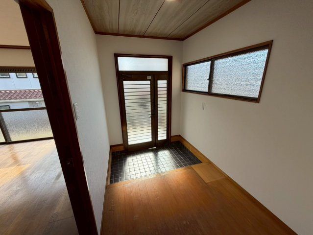 西山町2丁目の玄関|間口が広く、靴の着脱がしやすい玄関。