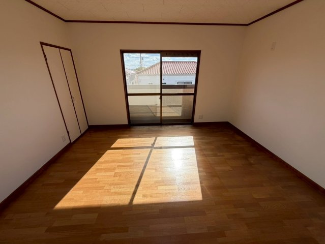 西山町2丁目の洋室|バルコニーに面している明るくて開放感のあるお部屋です♪