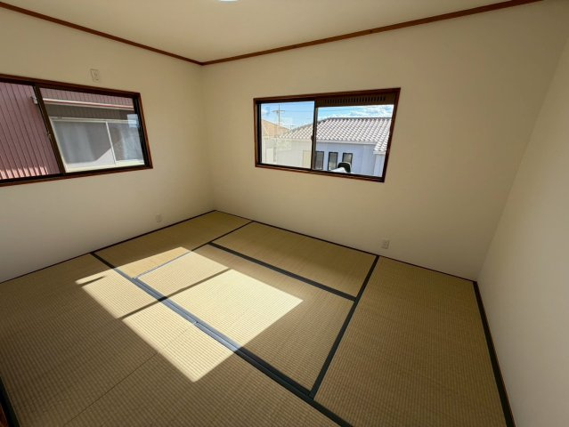 西山町2丁目の和室|2面採光の明るいお部屋で、一人で過ごす時間も大切にできます。
