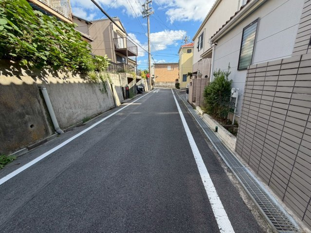 西山町2丁目の前面道路含む現地写真